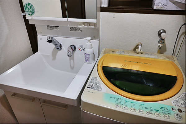 施設の洗面台と洗濯機の画像